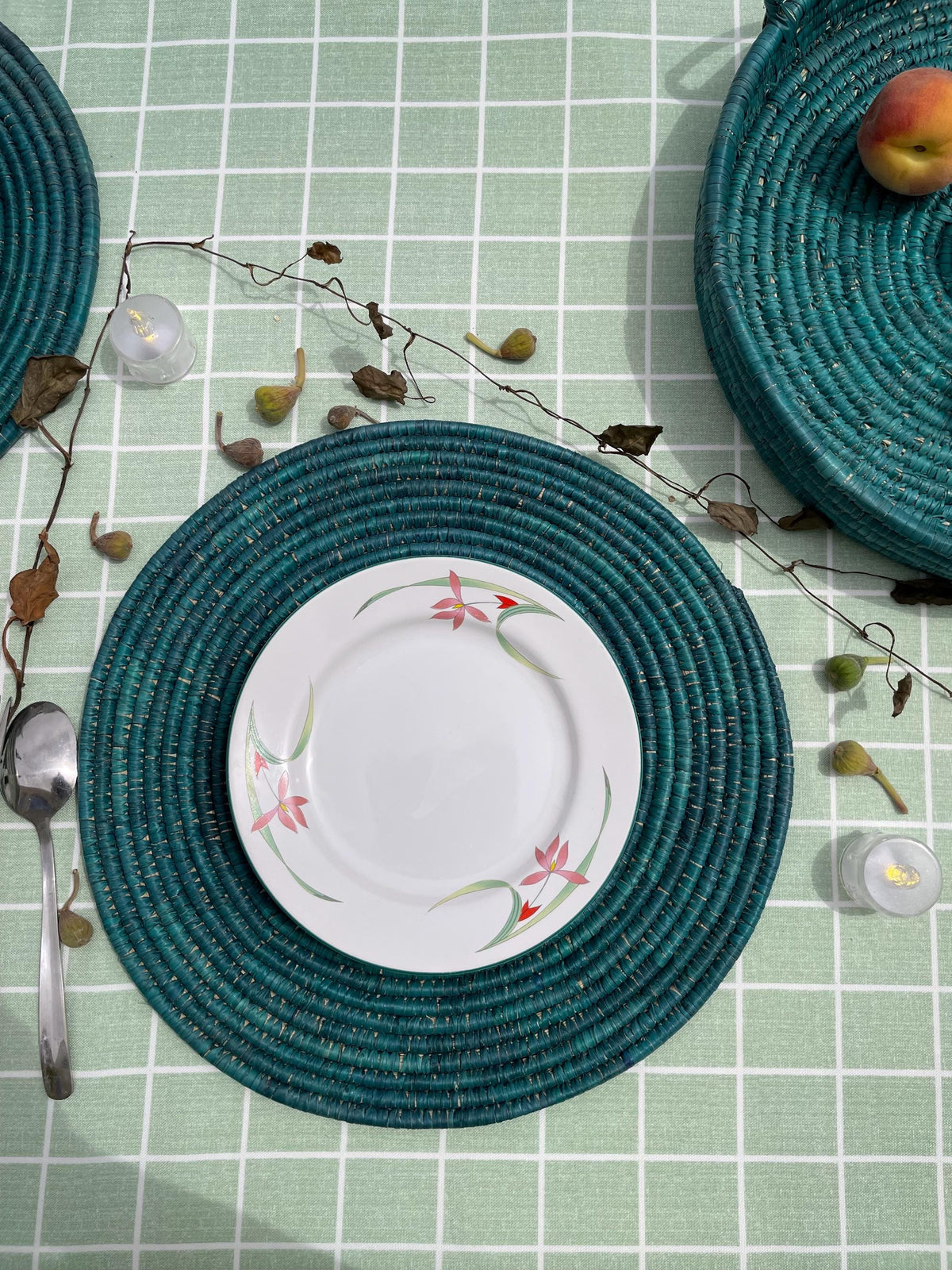 Boho palm leaf green placemats, natural placemat, round placemat, hand woven placemat, handmade placemat, table placemat, rustic table decor