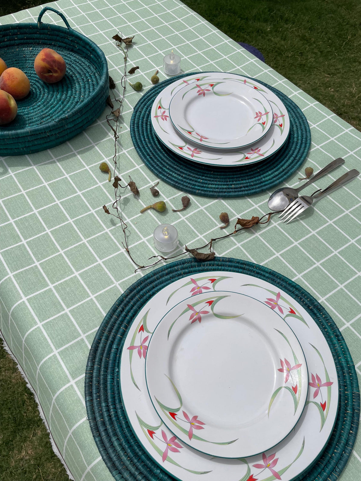 Boho palm leaf green placemats, natural placemat, round placemat, hand woven placemat, handmade placemat, table placemat, rustic table decor