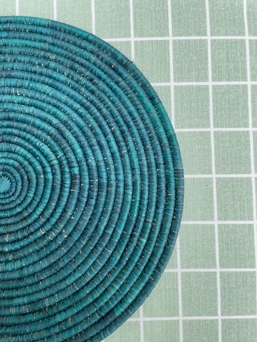 Boho palm leaf green placemats, natural placemat, round placemat, hand woven placemat, handmade placemat, table placemat, rustic table decor