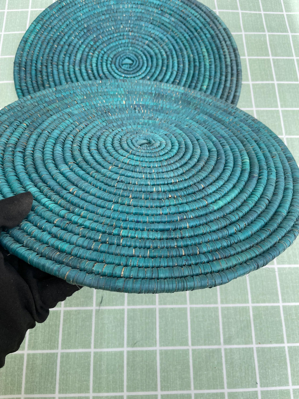 Boho palm leaf green placemats, natural placemat, round placemat, hand woven placemat, handmade placemat, table placemat, rustic table decor