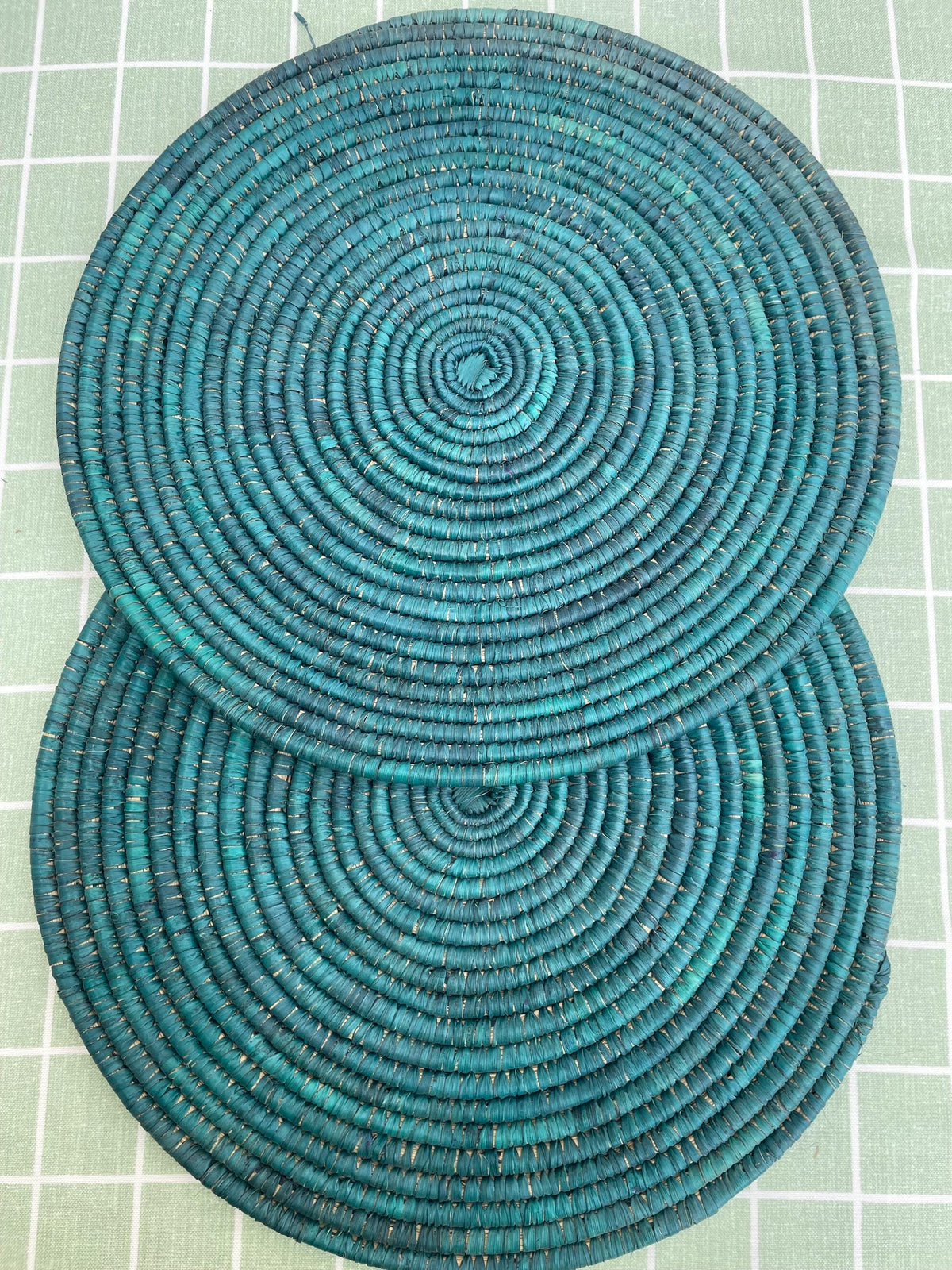 Boho palm leaf green placemats, natural placemat, round placemat, hand woven placemat, handmade placemat, table placemat, rustic table decor