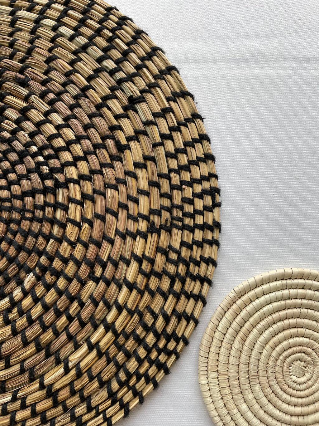 Handwoven Seagrass Round Placemats - Natural Boho Table Chargers for Rustic Dining Decor (14in)