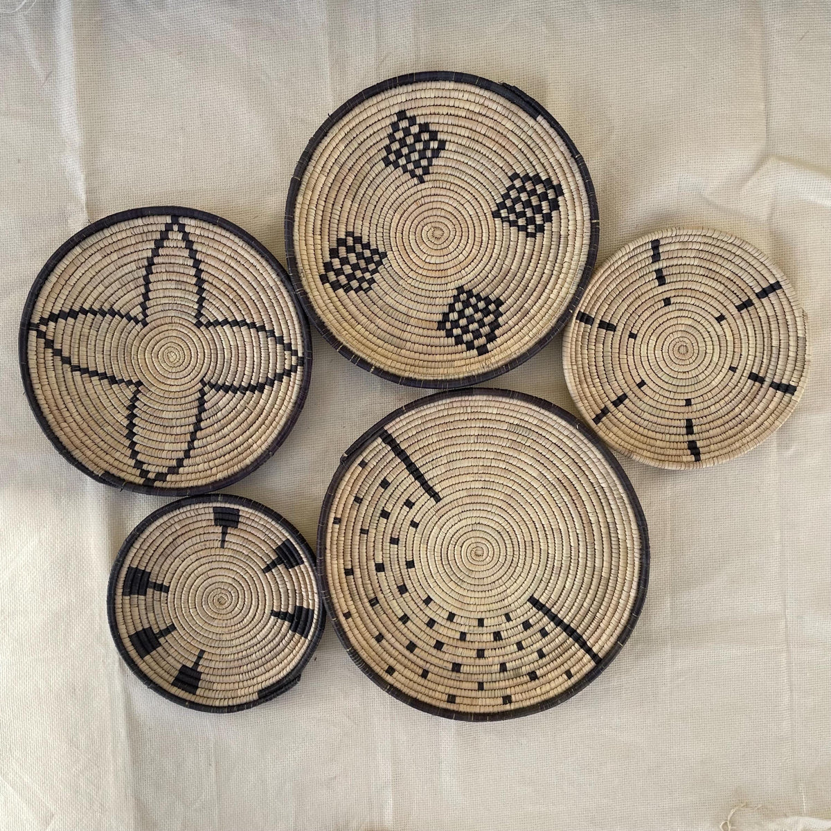 Woven Flat Wall Baskets Set of 5, Black & Natural African Wall Decor, Handwoven Basket Art, Boho Rustic Home Decor, Cozy Fall Wall Hangings