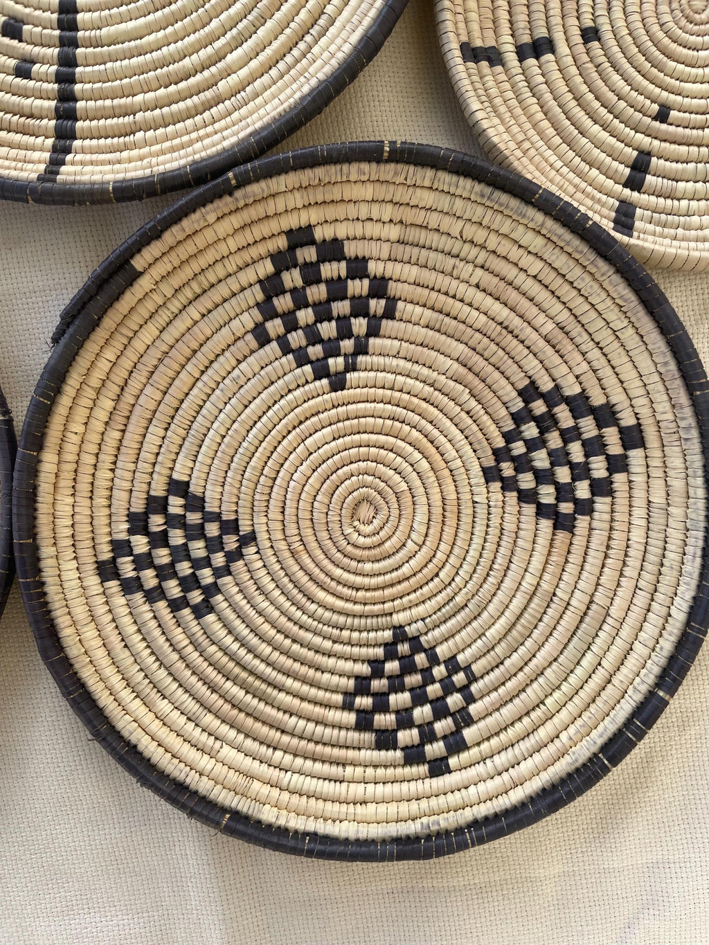Woven Flat Wall Baskets Set of 5, Black & Natural African Wall Decor, Handwoven Basket Art, Boho Rustic Home Decor, Cozy Fall Wall Hangings